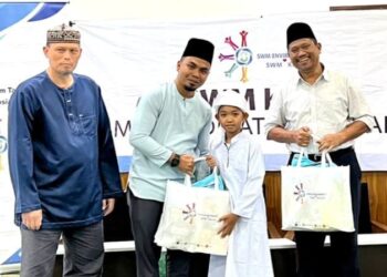 MOHD. NORLISAM MOHD. NORDIN (kanan) bersama wakil Ahli Parlimen Batu Pahat, Mohammad Salmin Mohamad (tengah) menyampaikan sumbangan kepada penghuni Madrasah Tahfiz Al-Quran Wal Arabiah, Batu Pahat.