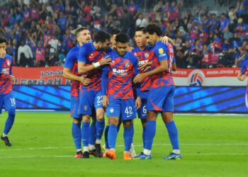 PENYERANG JDT, Arif Aiman diraikan rakan sepasukan selepas menjaringkan gol pertama JDT pada perlawanan Liga Super menentang Sabah FC di Stadium Sultan Ibrahim, Iskandar Puteri. GAMBAR: RAJA JAAFAR ALI