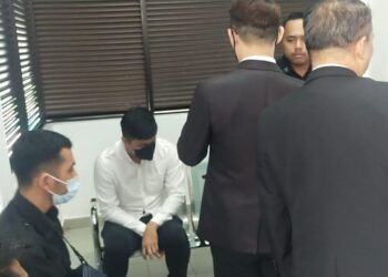 TAN MIN CHUN (dua dari kiri) didakwa di Mahkamah Majistret Batu Pahat atas tuduhan memandu secara melulu sehingga menyebabkan kematian seorang lelaki pada 27 Mac lalu.