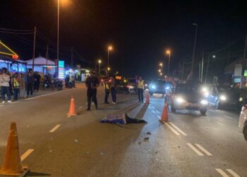 KEMALANGAN melibatkan dua buah motosikal di Taman Ayer Hitam, Batu Pahat menyebabkan seorang wanita maut di lokasi kejadian.