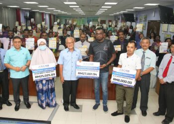 WAN MUNADI WAN MAMAT (dua dari kiri) dan Aminuddin Adam (tengah) bergambar bersama tiga penerima manfaat YGMB dalam satu majlis di Pejabat Pendidikan Daerah Kulai.