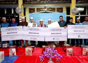 PENYAMPAIAN replika cek bernilai RM76,000 dari Persatuan Takaful Malaysia (MTA) bagi membaik pulih Masjid Jamek An-Nur Kundang Ulu, Tangkak.