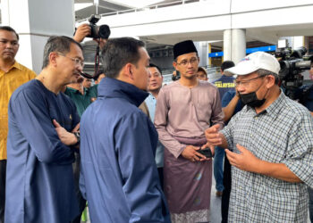 ONN HAFIZ GHAZI meninjau operasi CIQ Bangunan Sultan Iskandar (BSI) di Johor Bahru menjelang sambutan Hari Raya Aidilfitri tidak lama lagi.