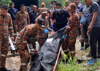 MAYAT seorang lelaki warga emas ditemukan terapung di permukaan Tasik Biru, Bukit Gemilang, Kulai.