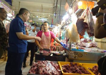 SALAHUDDIN AYUB (kiri) berbual dengan seorang peniaga semasa meninjau Pasar Awam Larkin Sentral, Johor Bahru.