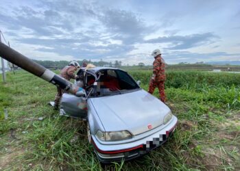 KEADAAN Honda Civic dipandu mangsa yang terbabas sebelum merempuh tiang elektrik di Kilometer 45, Jalan Johor Bahru-Mersing.