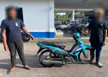 DUA 'Superman' yang menunggang motosikal secara berbahaya ditahan polis dalam Op Selamat di Benut, Pontian.