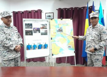 SAIFUL LIZAN IBRAHIM (kanan)  menunjukkan lokasi kes rompakan berkumpulan di berhampiran Pelabuhan Tanjung Langsat dalam sidang akhbar di Zon Maritim Tanjung Sedili, Kota Tinggi.