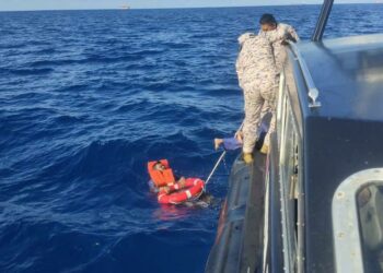 DUA anak kapal tangki berdaftar dari Gabon, Afrika yang  terbakar di kedudukan 37.5 batu nautika timur laut Tanjung Sedili berjaya diselamatkan oleh pasukan Maritim Malaysia.