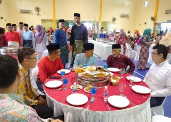 SHAHRIR ABDUL SAMAD (dua kanan) meraikan Menteri Besar Johor, Datuk Onn Hafiz Ghazi pada Majlis Sambutan Rumah Terbuka Aidilfitri anjuran UMNO Bahagian Johor Bahru di Johor Bahru.