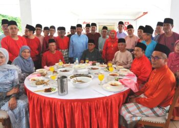 MOHAMED KHALED NORDIN (tengah) bergambar bersama sebahagian pemimpin veteran pada Majlis Aidilfitri anjuran Veteran UMNO di Bangunan UMNO Johor di Johor Bahru.