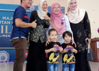 ZALIHA MUSTAFA (dua dari kanan) bergambar dengan pengunjung Rumah Terbuka Aidilfitri di Dewan Masjid Bandar IOI, Segamat.