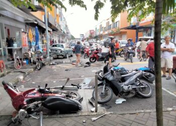 BEBERAPA kenderaan rosak dirempuh sebuah kereta  Toyota Vios yang dipandu seorang wanita mengalami sawan di Pekan Nanas, Pontian.