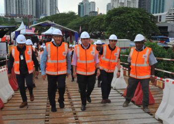 ANTHONY LOKE  SIEW FOOK (tengah) dan S. Iswaran (dua dari kiri) meninjau projek RTS yang masih dalam pembinaan di Stulang Laut, Johor Bahru.