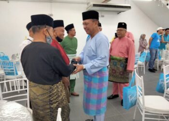 HASNI MOHAMMAD (kanan) disambut ahli persatuan bagi merasmikan Mesyuarat Agung Tahunan Ke-26 Persatuan Pesara Polis Negeri Johor Cawangan Pontian di Pontian.