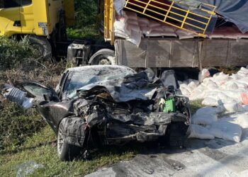 KEADAAN kereta Proton Waja dinaiki pasangan suami isteri tersebut yang terlibat kemalangan dengan treler di Kilometer 43.5, Jalan Johor Bahru-Mersing.