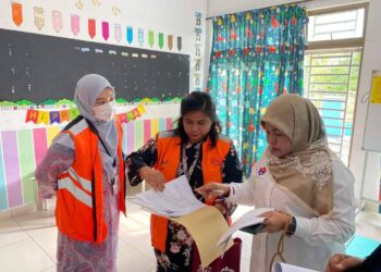 KHAIRIN-NISA ISMAIL (kanan) melawat taska yang terlibat dalam kes penderaan dua bayi di Mutiara Rini, Skudai, Johor Bahru.