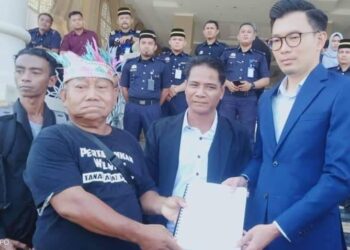 DOLAH TEKOI (tengah) menyaksikan penyerahan memorandum bantahan kepada kerajaan negeri tentang cadangan mengklasifikasikan semula semua penempatan dan tanah rizab Orang Asli di sebagai Tanah Kesultanan di Bangunan Dato' Jaafar Muhammad, Iskandar Puteri pada 8 Mei lalu.