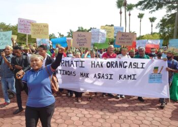 MASYARAKAT Orang Asli Johor mengadakan bantahan secara aman dan menghantar memorandum kepada kerajaan negeri berkaitan tanah rizab mereka di negeri ini, Mac lalu.