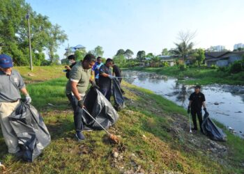 K. RAVEN KUMAR (dua dari kiri) bersama-sama  sukarelawan mengutip sampah pada program Johor Bersih Sungai Skudai di Kampung Pasir, Johor Bahru.