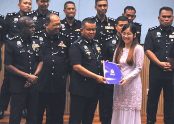 KAMARUL ZAMAN MAMAT menyampaikan sijil penghargaan kepada orang awam pada Majlis Perhimpunan Bulanan Polis Kontinjen Johor di IPK Johor, Johor Bahru.