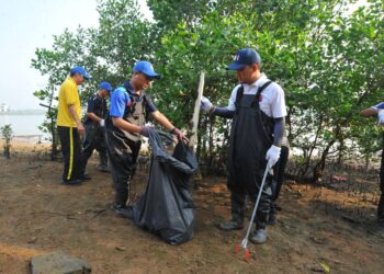 ONN HAFIZ GHAZI (dua dari kanan) turut sama mengutip sampah-sarap pada Program Johor Bersih@Sungai Skudai di Kampung Bakar Batu, Johor Bahru.