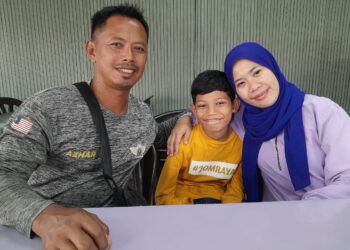 MOHD. FADZILAH SURADI dan isterinya bersama-anak anak angkat, Ahmad Taufiq di kediaman mereka di Kota Tinggi.