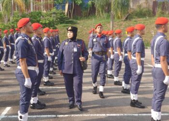 SITI ROHANI NADIR memeriksa perbarisan anggota semasa Majlis Sambutan Ketibaan Pengarah JBPM Johor di Johor Bahru.