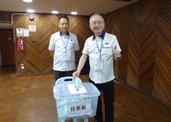 WEE KA SIONG mengundi bagi memilih Ketua MCA Bahagian Johor Bahru di Dewan Jubli Intan, Johor Bahru.