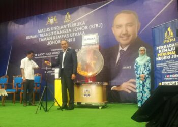 MOHD. JAFNI MD. SHUKOR membuat cabutan pada Majlis Undian Terbuka RTBJ Taman Kempas Utama, Johor Bahru.