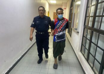 SEORANG guru maahad tahfiz mengaku tidak bersalah di Mahkamah Sesyen Johor Bahru atas tiga tuduhan meliwat seorang pelajar.