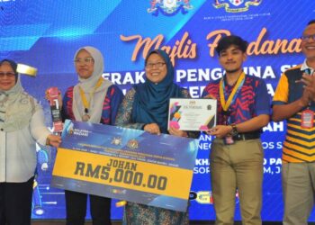 FUZIAH SALLEH (tengah) menyampaikan hadiah kepada siswa Universiti Teknologi Malaysia (UTM) yang muncul juara Cabaran Intelektual Pengguna Gerakan Pengguna Siswa  (MPGPS) pada Majlis Perdana Gerakan Pengguna Siswa Peringkat Kebangsaan 2023 di Savanna Hill Resort, Ulu Tiram, Johor Bahru.