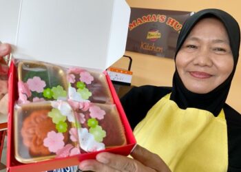 Aslina Salleh @ Ramly menunjukkan kuih bulan Mama’s Hut Kitchen keluaran syarikatnya di Kajang baru-baru ini.