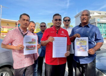 KHAIRUL Anuar Ramli (tengah) ketika hadir membuat laporan menggesa siasatan terhadap PH dan BN di pekarangan Pejabat SPRM Kedah di Alor Setar. -UTUSAN/JAMLIAH ABDULLAH