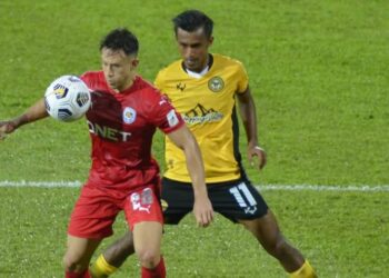 PENYERANG PJ City FC, Darren Lok (depan) diasak pertahanan Perak, Shakir Hamzah dalam aksi Liga Super di Stadium Perak, Ipoh hari ini. - UTUSAN/ZULFACHRI ZULKIFLI