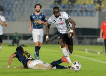 PEMAIN tengah TFC, Makan Konate melepasi kawalan pertahanan Penang FC, Abdul Latiff Suhaimi dalam aksi Liga Super di Stadium Sultan Mizan Zainal Abidin, sebentar tadi.