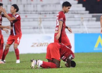 PENYERANG Kelantan United, Alfusainey Gassama kecewa gagal menyempurnakan peluang ketika menentang Sarawak United dalam aksi Liga Perdana di Stadium Sultan Ismail Nasiruddin Shah malam ini. - UTUSAN/TENGKU DANISH BAHRI TENGKU YUSOFF