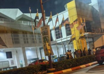 KEADAAN di pekarangan Stadium Perak ketika pemain Perak FC memulaukan sesi latihan malam semalam. - UTUSAN/GAMBAR MEDIA SOSIAL