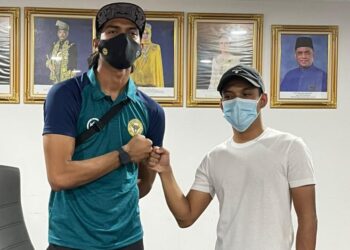 HAFIZUL Hakim Khairul Nizam Jothi (kiri) bersama penyokong yang hanya dikenali sebagai Wan dalam sidang akhbar di Ipoh hari ini.- UTUSAN/AZIZAN HASHIM