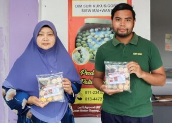 Pemilik Naim Dim Sum Frozen Food, Hasnah Ahmad Shah Azizi (kiri) dan Pengurus Operasi, Naim Asyraf Zakaria bersama dim sum sejuk beku yang dijual.