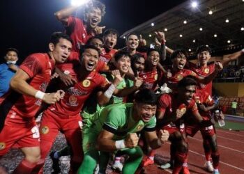 PEMAIN Negeri Sembilan meraikan kejayaan menjuarai Liga Perdana di selepas menumpaskan PDRM FC. - UTUSAN/MOHD. SHAHJEHAN MAAMIN.