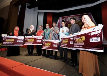 ZAINAL Said (empat dari kiri) bergambar bersama para penerima anugerah pada majlis penutup Program Ikon Asnaf MAINS 2022 di Seremban hari ini.-UTUSAN/MOHD SHAHJEHAN MAAMIN.