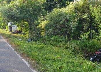 DUA buah motosikal dirempuh sebuah kereta dalam kemalangan maut di Jalan Kampung Bujang, Merbok di Sungai Petani.