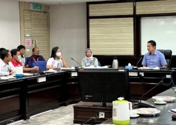 TEO Kok Seong (kanan) ketika mengadakan pertemuan bersama pengusaha tapak perkhemahan di Wisma Negeri, Seremban hari ini.-UTUSAN/ZAKKINA WATI AHMAD TARMIZI.