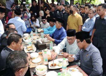 ANWAR Ibrahim tidak ketinggalan menikmati kuih muih dan cendol ketika meluangkan masa di Kedai Cendol Songkok Tinggi Kampung Jiboi Baru, Ampangan, Seremban, hari ini.- UTUSAN/MOHD. SHAHJEHAN MAAMIN.