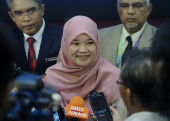 FADHLINA Sidek ketika ditemui pemberita selepas merasmikan Seminar Membangunkan Malaysia Madani: Peranan Sektor Pendidikan di Institut Aminuddin Baki, Bandar Enstek di Seremban hari ini.-UTUSAN/MOHD. SHAHJEHAN MAAMIN.