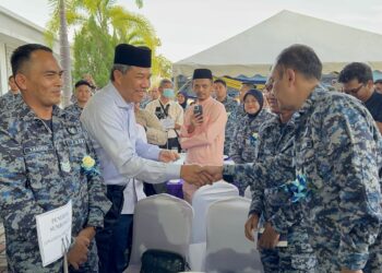 MOHAMAD Hasan menyampaikan sumbangan dan beramah mesra bersama warga TUDM di Pangkalan Udara Sendayan, Seremban hari ini.-UTUSAN/ZAKKINA WATI AHMAD TARMIZI.