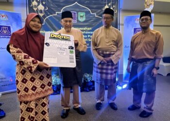 AHMAD Sabirin Arshad (dua dari kanan) dan Abdul Aziz Sheikh Abdul Kadir (dua dari kiri) menyerahkan bantuan pembungkusan kepada usahawan produk cincau, Zulfaidah Ahmad pada majlis berbuka puasa di Seremban hari ini.-UTUSAN/ZAKKINA WATI AHMAD TARMIZI.