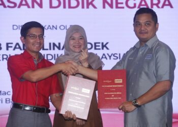 FADHLINA Sidek (tengah) menyaksikan pertukaran dokumen di antara Mohd. Muazzam (kiri) dan Hardian (kanan) pada Majlis Pertukaran MoU di antara Bank Islam dan Yayasan Didik Negara di Seremban, semalam-UTUSAN/MOHD. SHAHJEHAN MAAMIN.