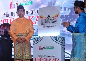 RUSLAN Said (kiri) dan Mohd. Zaidi ketika melancarkan Ihtifal KAFA Peringkat Kebangsaan 2023 di Seremban hari ini.-UTUSAN/MOHD. SHAHJEHAN MAAMIN.